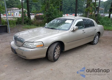 2010 Lincoln Town Car Signature Limited z USA, uszkodzony, nr VIN 2LNBL8CV5AX613980